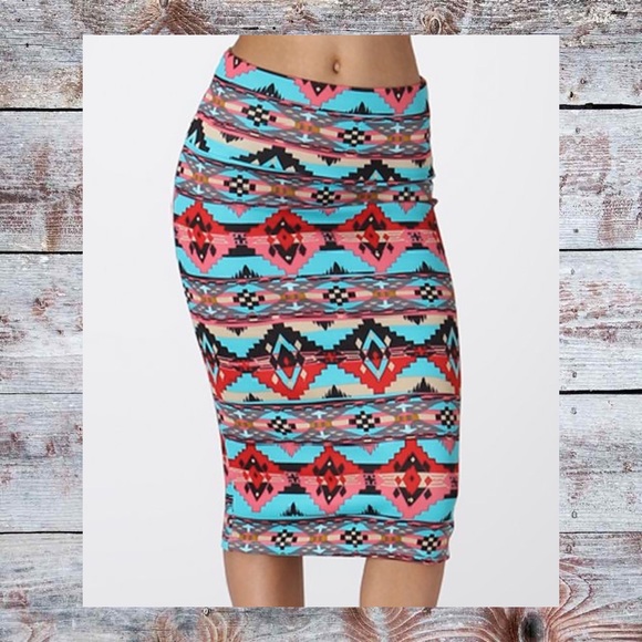 Ishas Dresses & Skirts - 💠 Hip hugging Jade - Coral Geometric Pencil Skirt